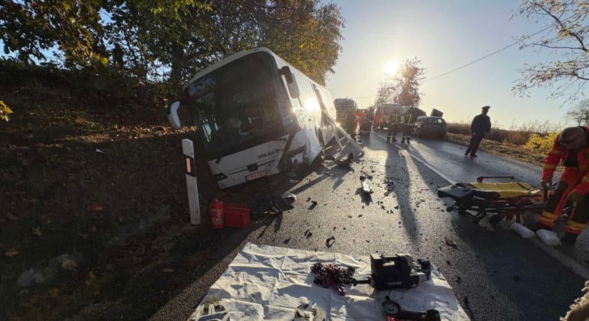 Megrázó buszbaleset Baranyában – Fotókon a roncsok