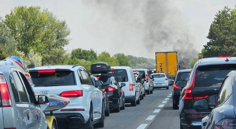 Kiégett egy autó az M7-es autópályán Szabadbattyánnál