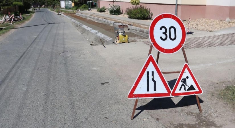Komoly beruházás indult a faluban, figyelmet kérnek a közlekedőktől!