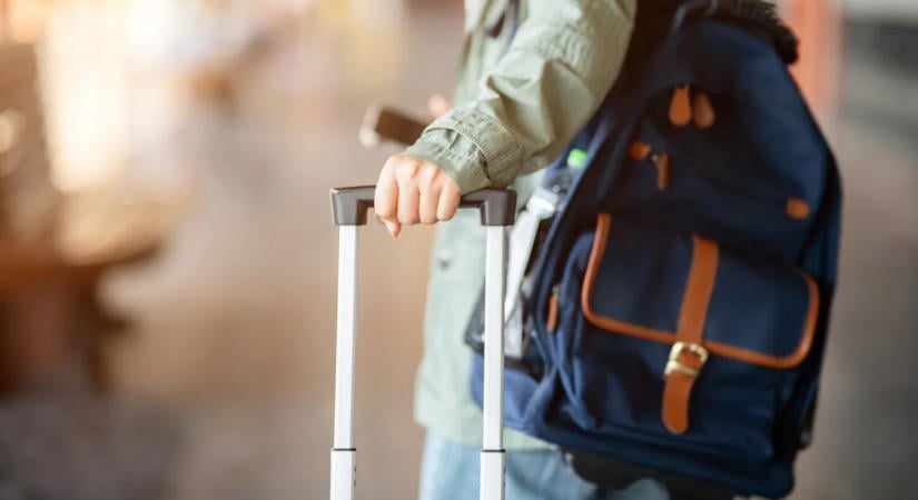 Ezt mindenkinek tudnia kell, aki kézipoggyásszal repül: jelentős változás jön