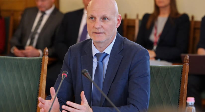 „Nehéz ép ésszel felfogni, hogyan lehetett ennyit lopni” – 20 milliárdos visszaélés miatt tett feljelentést a technológiai minisztérium