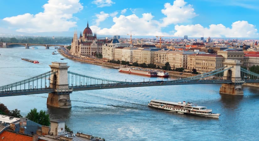 Világháborús bomba Budapest belvárosában, kiürítettek egy társasházat