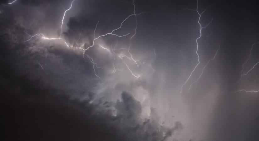 Zivatarveszély miatt másodfokú riasztásokat adott ki a meteorológiai szolgálat