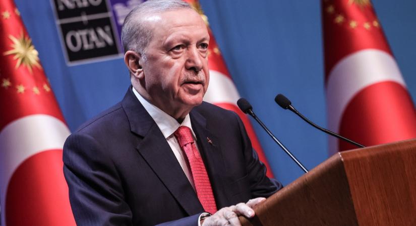 Nagyot szólt Erdogan ajándéka – annyira, hogy hatástalanítani kellett