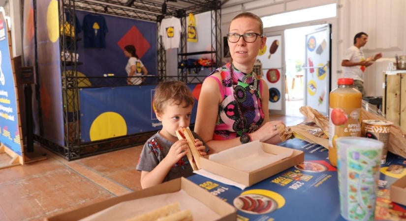A SZIN reggel sem alszik: egy hároméves fesztiválozó hot doggal és kakaóval indította a napot  fotók, videó