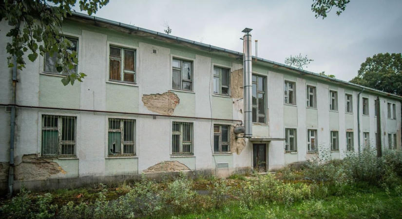Vissza a hetvenes évekbe: így pusztul az elhagyott balatoni munkásszálló ( galéria)