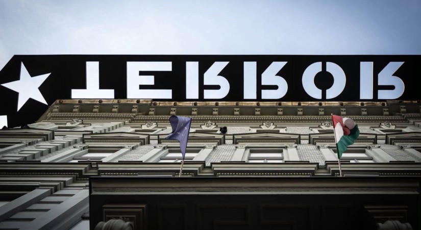 „Elkerülhetetlen a Tisza-kormány összeomlása” – demonstrációt tartottak az ideiglenesen bezárt Terror Háza Múzeum mellett