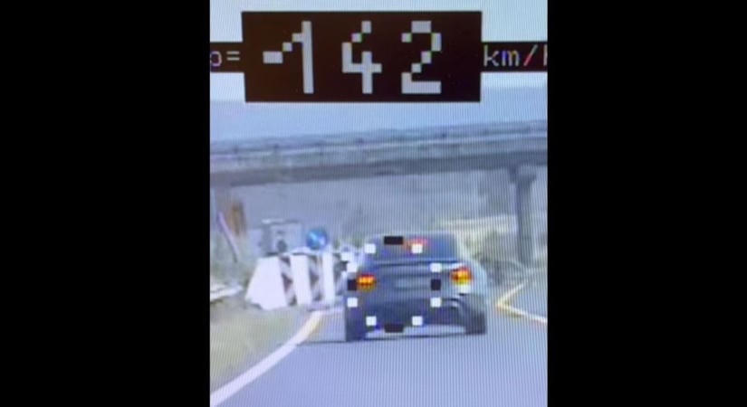 A terelésnél is 140 km/h felett hajtott az audis, pechére épp a rendőrök előtt – videó