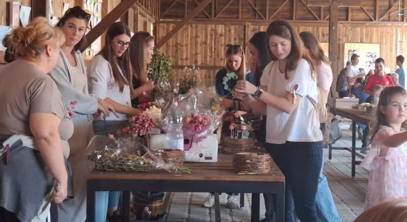 Magok, növények és kertbarátok lepték el a cecei piacteret