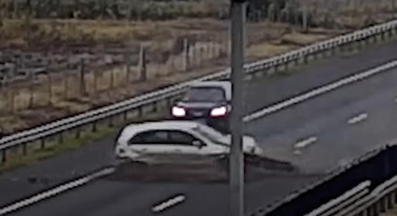 Újabb felfoghatatlan jelenetet vett fel a kamera: kész csoda, hogy csak egy autó tört ripityára az M4-esen