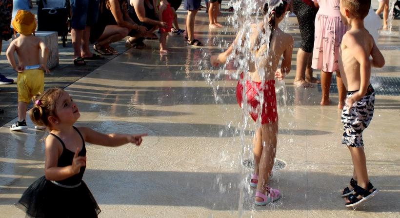 VIDEÓ: Nappal hűsítő, este fényjátékot kínáló szökőkút Érsekújvár főterén