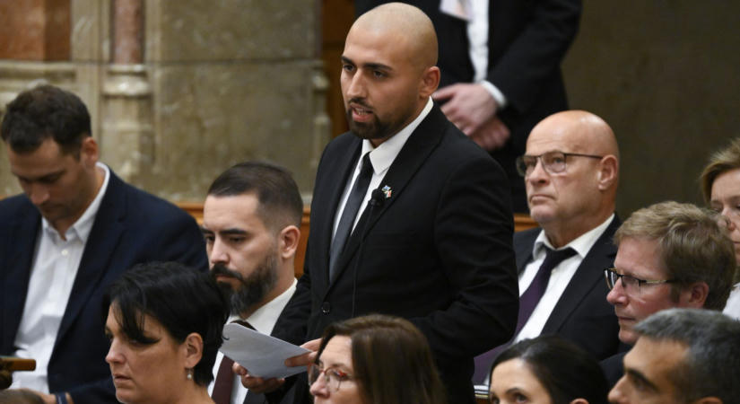 Megemlékezés a roma holokausztra: ülve maradtak a Mi Hazánk képviselői