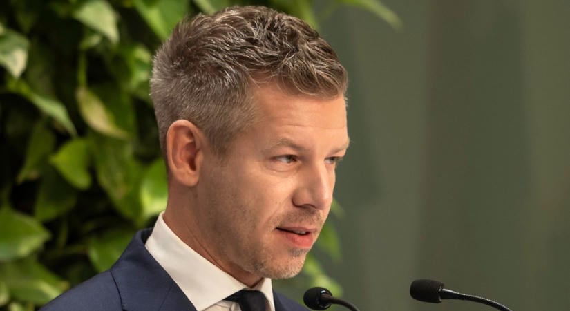 Megmutatta a kertjét ma reggel Magyar Péter. Elképesztő, ami ott van, azok a virágok...