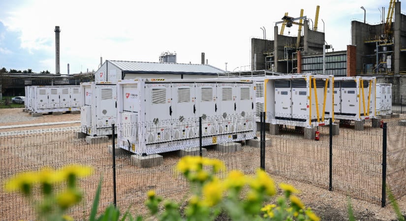 Megváltoztatja a kormány az energiatároló-programot, 15 ezerrel több háztartás lesz érintett, de kevesebb pénzt lehet kapni