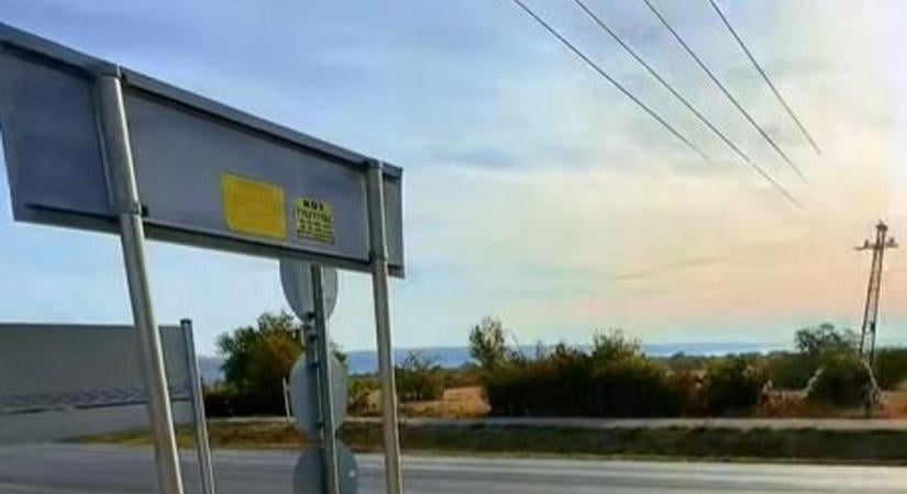 Sárga villogós zebra épül a 71-es főúton Balatonalmádiban (videó)