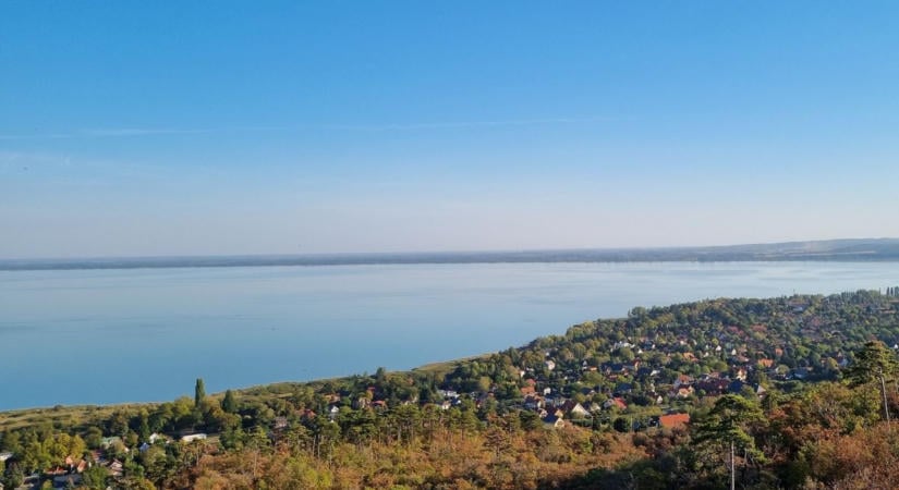 Innen meseszép a Balaton ősszel: mutatjuk, merre vezet az út a kilátóhoz (galéria)