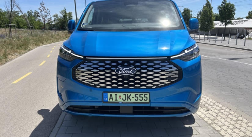 Vérbeli társasági autó csendes kivitelben – Ford E-Tourneo Custom teszt