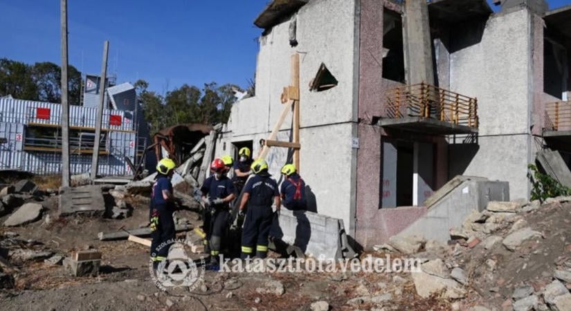 Összedőlt épületek, instabil falak: komoly kihívásokra készültek a somogyi tűzoltók