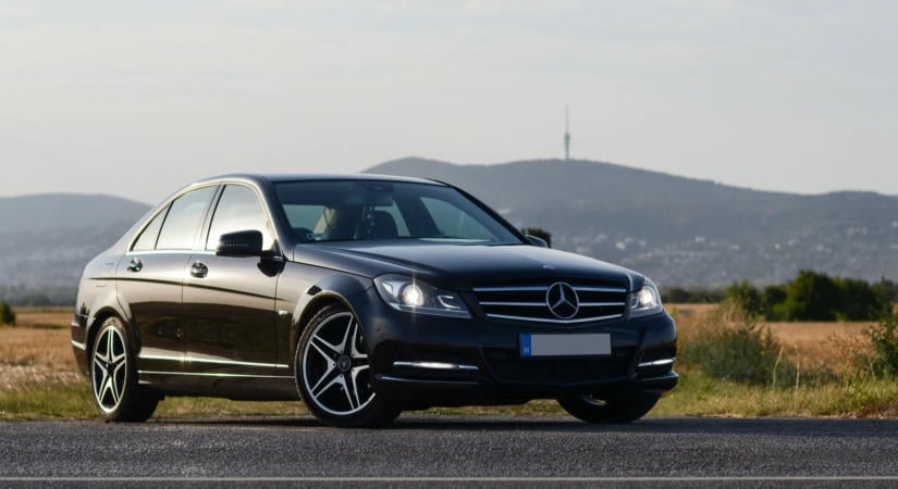 2,9 milliós, százezret futott Mercedes, porrá rozsdásodott bölcsővel: ki fizeti a javítást?