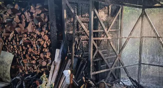 Tűz ütött ki egy fatárolóban az Ungvári járásban