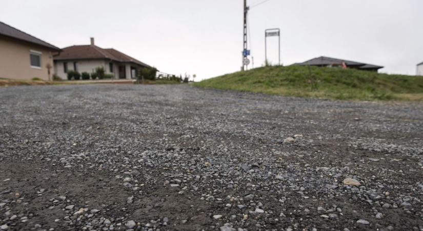 Kínos: a nagy kapkodásban úgy, ahogy van, elbaltázta a Tisza-kormány az azbesztmentesítésről szóló pályázatot – kezd kicsúszni a talaj Lőrincz Viktória alól