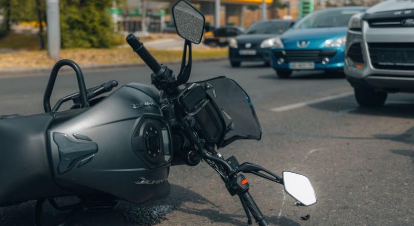Újabb baleset Szegeden: autó és motorkerékpár karambolozott