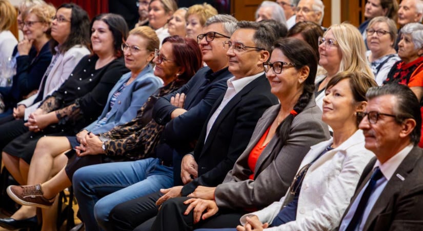 Az első sorból élvezhette az idősek műsorát a debreceni városvezetés