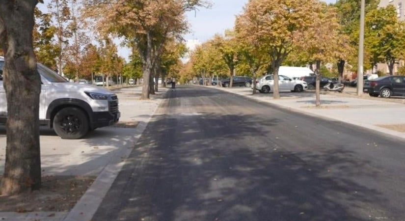 Sima aszfalt és térköves parkolók a Gesztenyés utcában