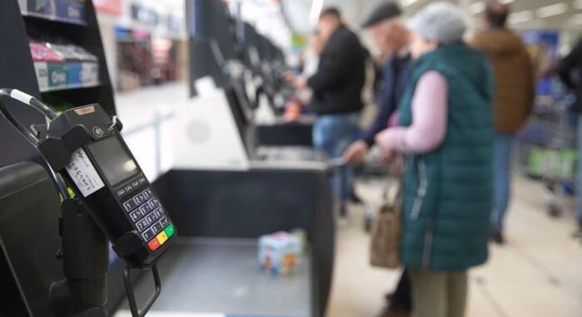 Hagymatrükk a vasi boltban: Elképesztő módszerrel lopott egy férfi