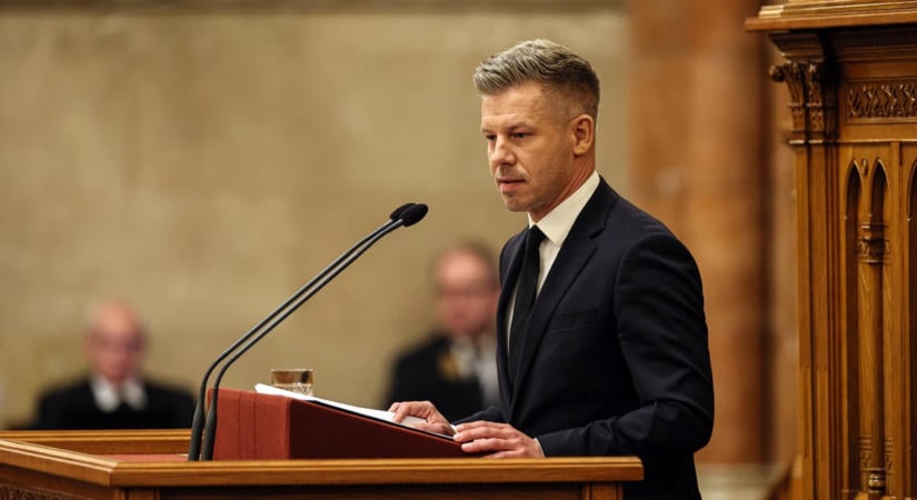 Magyar Péter beszéde alatt a fideszes képviselők bingóztak - fotók