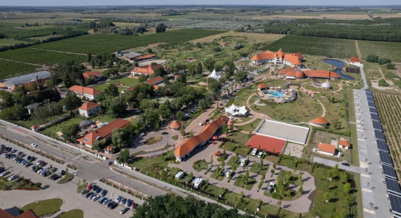 Turulos lovarda, footgolfpálya és kunhalommal fedett borkatedrális mellől küzd az önkény ellen a Fidesz-frakció
