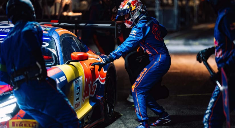 Verstappen a mezőny végéről tört előre, látványos előzésekkel zárta a GT-futamot