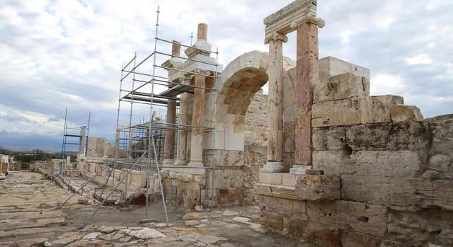 Eredeti köveiből építik újjá Tripolisz ókori monumentális szökőkútját