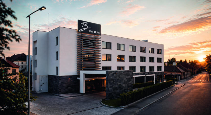 Komfort plusz elegancia Sepsiszentgyörgy szívében. A B The Hotelben jártunk.