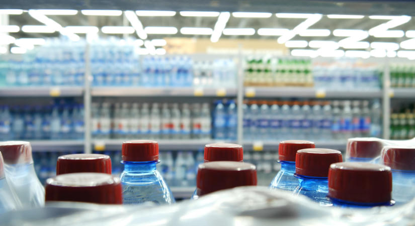 Fontos lépést hoz a Coca-Cola: eltűnik ez a felirat a népszerű ásványvízről