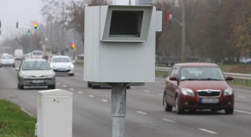 A 6-os úton már nem elég a Wazet nézni: civil autókból is mérik a sebességet