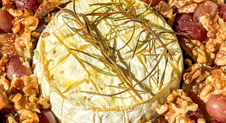 Sült füge camembert-rel, szőlővel és dióval: pofonegyszerű előétel