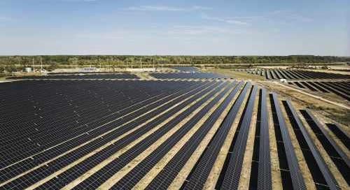 Átadták a MOL új algyői napelemparkját és akkumulátoros energiatárolóját