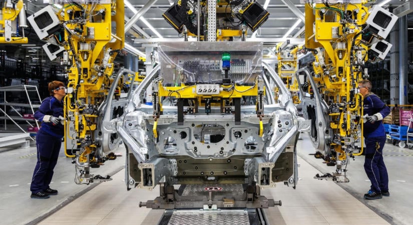 Ontja az autókat a debreceni BMW-üzem, három műszakban megy már a gyártás