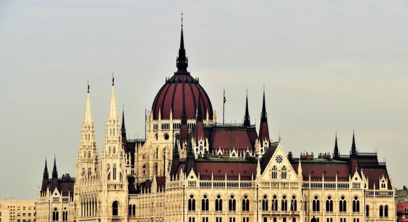 Több korábbi minisztert is meghallgatna a végrehajtási visszaéléseket vizsgáló bizottság