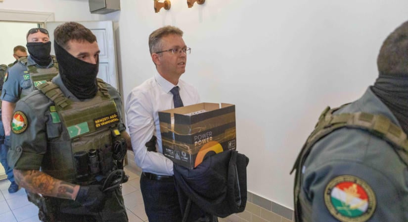Orbán miniszterei már bilincsben
