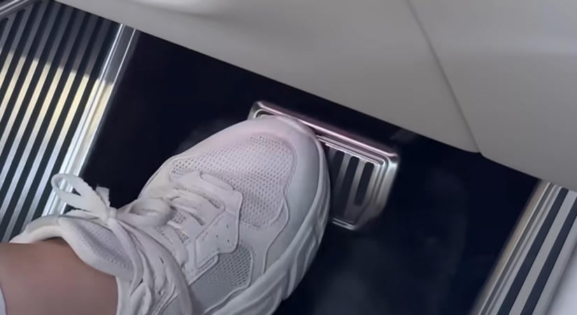 Videó: egyszerűen eltörik a fékpedál a kínai luxusautón