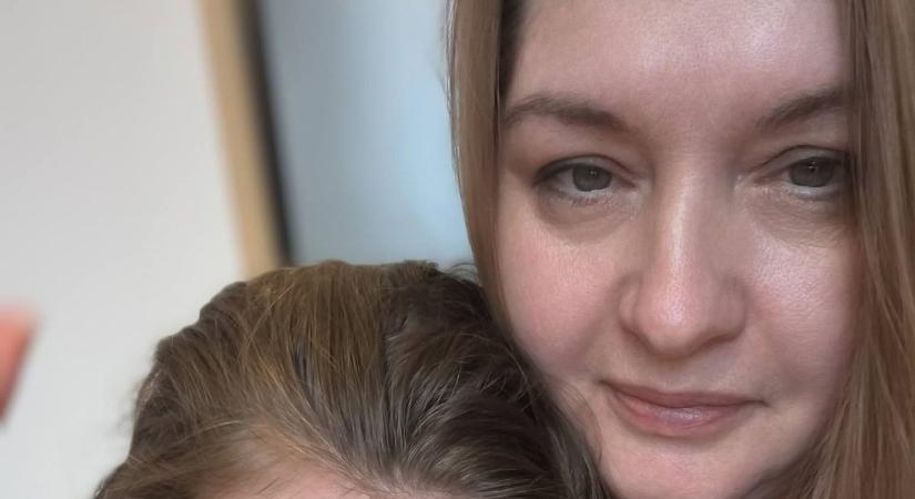 Az agyvérzéssel született Heves megyei kislány műtétjét segíti Varró Gabi