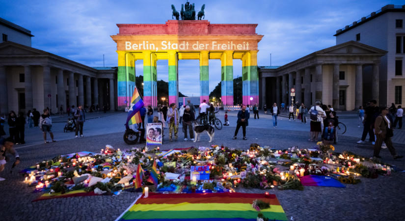 Szivárványszínben a Brandenburgi-kapu a berlini terrortámadás után