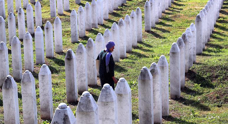 Az ellenzék egy része szerint Mladić egy hős, mások szerint háborús bűnös