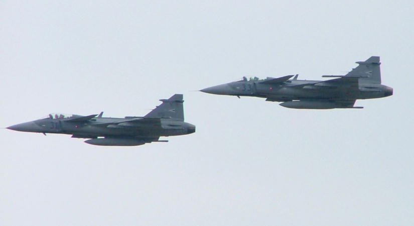 Ittas férfi lopott repülőn Paks felé repült, felszálltak a Gripenek