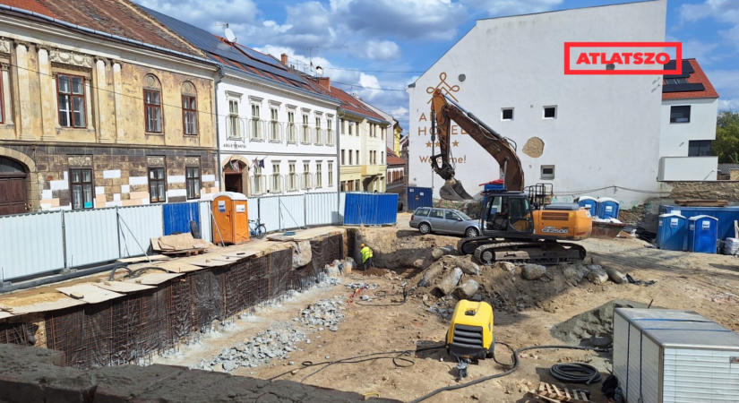 Bizonytalanná vált a pécsi Nemzeti Casinó sorsa, amit még az MCC rendelt meg Mészáros-cégektől