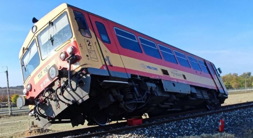 Autóval ütközött és kisiklott egy vonat Nyergesújfalunál