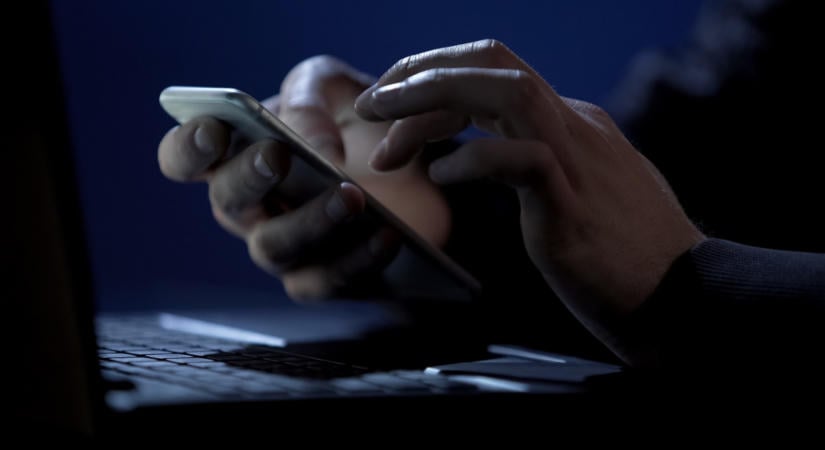 Ne dőlj be, ha ilyen e-mailt kapsz: a miskolci polgármester nevével élnek vissza a csalók