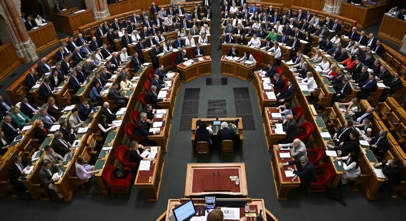 Megszavazta az Országgyűlés, felfüggesztik a devizahiteles pereket